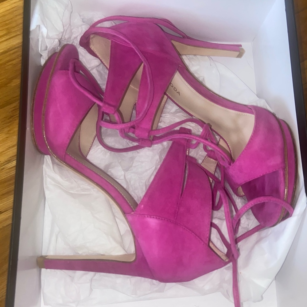 Pelle Moda Talbots Suede Sandal Heel, Size 8, Brand New